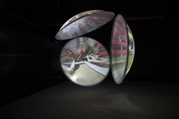 Eesti Arhitektuurimuuseumi 30. juubelinäituse peateemaks oli “Majad midavajame“. Näitus kõnetas aina tõelisemaks muutuvaid ülemaailmseid ohte –olgu need meie endi põhjustatud nagu potentsiaalne kliimakatastroof või tehnoloogilinesingulaarsus, või meist sõltumatud nagu mis tahes ähvardav jõudavakosmosest. Näitusel osalevatele ruumiloojatele anti ülesandeks pakkudavälja strateegia ilusama, turvalisema ja rahulikuma elukeskkonna loomiseks.